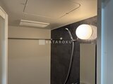 ES-Grande門前仲町 黒いアクセントパネルと丸型照明が落ち着いた印象のシャワールー