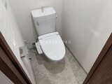 ES-Grande門前仲町 白基調の清潔感のあるトイレ空間、温水洗浄便座付き