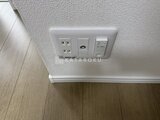 ES-Grande門前仲町 天井に設置されたコンセント・換気口・照明スイッチ