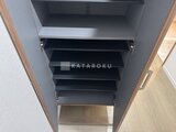 ES-Grande門前仲町 黒い棚板が複数段ある落ち着いた印象の収納スペース