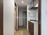 ES-Grande門前仲町 白壁とダークブラウンの建具が調和したコンパクトなキッチン付き