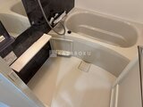 ES-Grande門前仲町 黒いパネルと白い浴槽を組み合わせたコンパクトなバスルーム