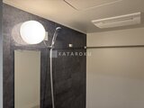 ES-Grande門前仲町 濃いグレーのアクセント壁と円形照明が印象的なバスルーム