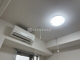 ES-Grande門前仲町 明るいシーリングライトとエアコンが設置された室内天井部分