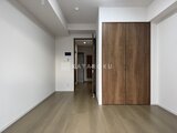 ES-Grande門前仲町 木目調クローゼットが備わった、落ち着いた色合いの洋室