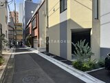 プライムブリス森下スタジオ 開放的な玄関アプローチと緑のある外観の佇まい