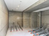 プライムブリス森下スタジオ コンクリート打ちっ放しの落ち着いた印象の駐輪場スペース