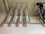 プライムブリス森下スタジオ 機械式駐輪場に4台分の自転車スタンドが設置された様子