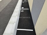 プライムブリス森下スタジオ 駐車スペースの番号表示がある舗装された駐車場の様子