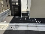 プライムブリス森下スタジオ 専有部分入口と駐車スペース番号が見える建物エントランス