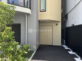 プライムブリス森下スタジオ 緑を配した落ち着いた雰囲気のエントランスアプローチ