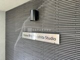 プライムブリス森下スタジオ グレーの横ストライプタイル張りのモダンな建物外観