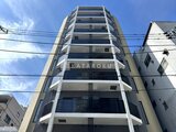 プライムブリス森下スタジオ 青空を背景にした建物の外観と整列したバルコニー