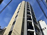 プライムブリス森下スタジオ 下から見上げた建物外観と青空