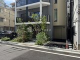 プライムブリス森下スタジオ 緑を配置した落ち着いた印象のエントランスと駐車スペース