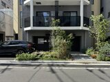 プライムブリス森下スタジオ 緑化されたエントランスと駐車スペースを備えた建物外観