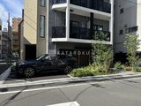 プライムブリス森下スタジオ 駐車スペース付きのモダンな外観と街並みの様子