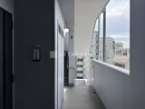 プライムブリス森下スタジオ 階段室への出入口と大きな窓からの眺望がある共用廊下