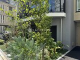プライムブリス森下スタジオ 緑豊かな植栽に囲まれた落ち着いた印象のエントランスアプローチ