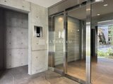 プライムブリス森下スタジオ エレベーターホールから見たモダンな共用部の様子