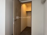 プライムブリス森下スタジオ 開き戸から見たウォークインクローゼットの内部空間