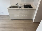 プライムブリス森下スタジオ シンク・ガスコンロ・調理スペースを備えたコンパクトキッチン
