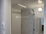プライムブリス森下スタジオ シャワーブース付きの清潔なバスルーム