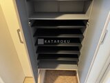 プライムブリス森下スタジオ 複数の棚板を備えたゆとりのある玄関クローゼット