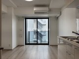 プライムブリス森下スタジオ 黒枠の大きなサッシから光が入る、開放的なリビングダイニング