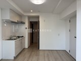 プライムブリス森下スタジオ 明るいキッチンと広めのリビングスペースが一体となった居住空間