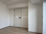 プライムブリス森下スタジオ 明るい色調の壁と木目調フローリングが落ち着いた印象の部屋