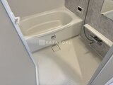 プライムブリス森下スタジオ 浴槽と広めのシャワーエリアを備えたバスルーム