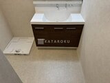 プライムブリス森下スタジオ 洗面台とトイレを配置した清潔感のある洗面所空間