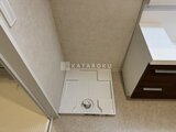 プライムブリス森下スタジオ 洗濯パンと排水口が備わった洗面所の床面