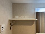 プライムブリス森下スタジオ 壁に設置された棚と操作パネルのあるキッチンスペース