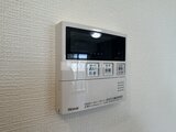 プライムブリス森下スタジオ 白を基調とした給湯器のリモコンパネル