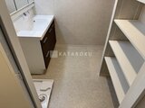 プライムブリス森下スタジオ 洗面台と収納棚が備わった広めの洗面脱衣室