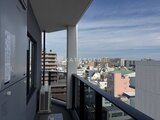 プライムブリス森下スタジオ 高層階から市街地を見渡せるバルコニーの様子