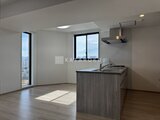 プライムブリス森下スタジオ 大きな窓から光が入る開放的なキッチン付きリビング空間