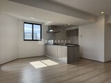 プライムブリス森下スタジオ 明るい窓からの採光が心地よいオープンなリビングダイニング