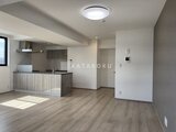 プライムブリス森下スタジオ 開放的なキッチン付きのリビングダイニング空間