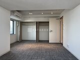プライムブリス森下スタジオ 開放的なスタジオルーム、グレーのタイルカーペット敷きの広い床