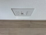プライムブリス森下スタジオ 天井に設置された電源コンセントと照明スイッチ