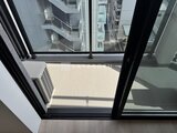 プライムブリス森下スタジオ 大きな窓から光が差し込む明るいバルコニー