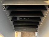 プライムブリス森下スタジオ 黒い棚板が5段配置された、収納たっぷりの吊り戸棚内部