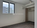 プライムブリス森下スタジオ 大きな窓から光が入る明るい洋室と奥に見えるクローゼット