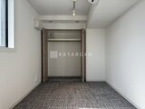 プライムブリス森下スタジオ 開放的なクローゼット付きの洋室空間