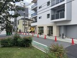 ブランシエスタ品川大井町パークエッジ 現代的な共有部が広がるエントランスアプローチの様子