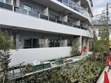 ブランシエスタ品川大井町パークエッジ 緑を配した庭園スペースから見た建物1階の落ち着いた外観
