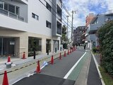 ブランシエスタ品川大井町パークエッジ 前面道路から見たモダンな建物と整備された街並みの様子